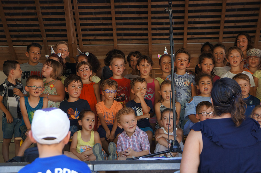 enfants de l'école de Lussault qui chantent